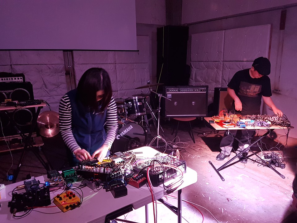 Živý koncert noise hudby v undergroundovém klubu